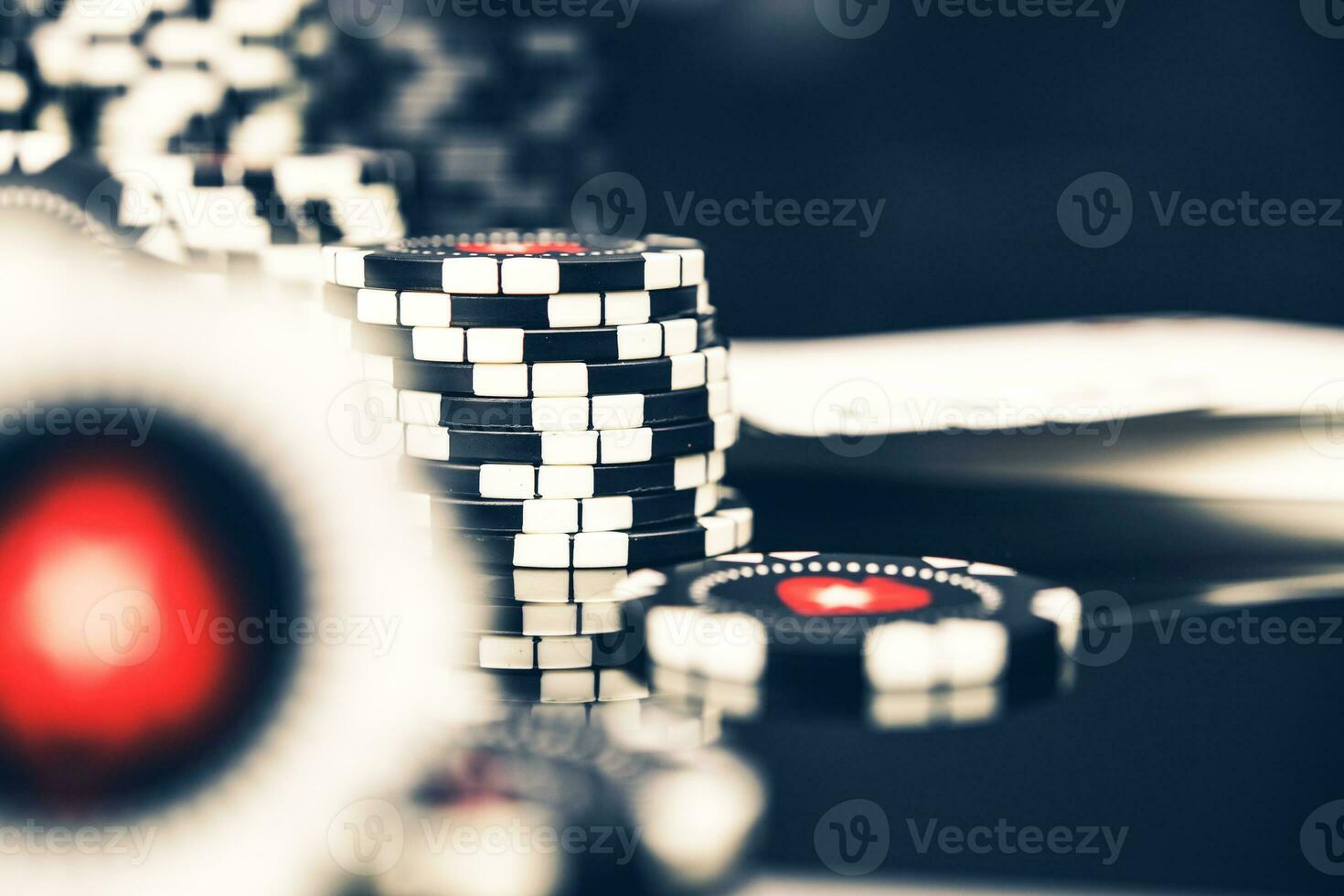 pilhas do cassino pôquer salgadinhos em mesa. foto