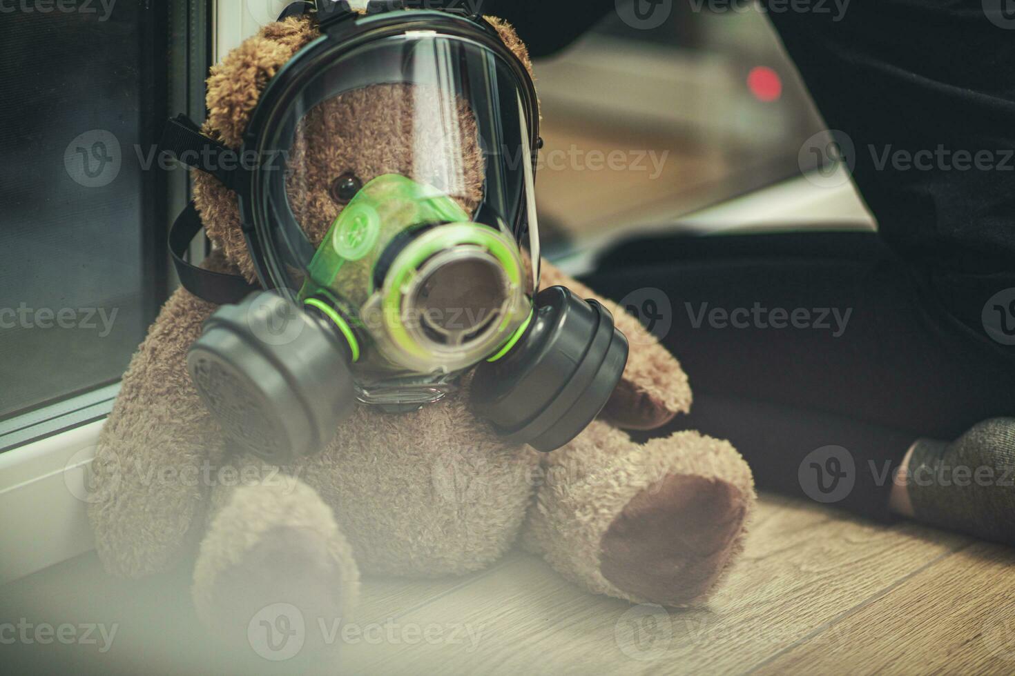 Urso de pelúcia Urso vestindo gás mascarar durante pandemia com menina olhando Fora janela. foto