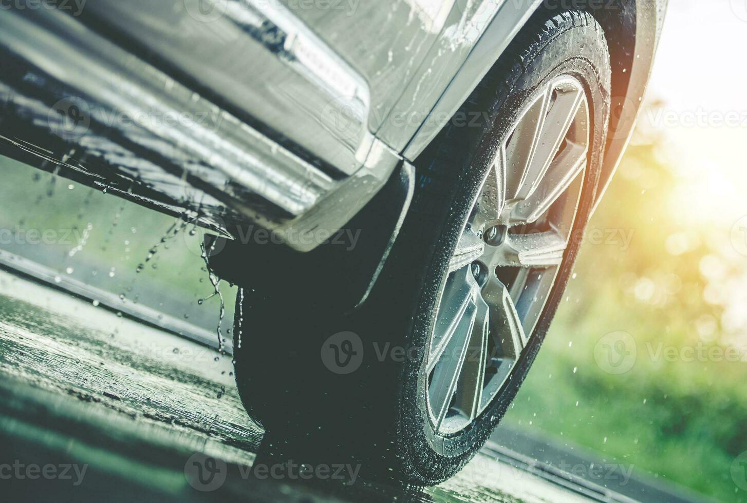 carro dirigindo dentro a chuva foto