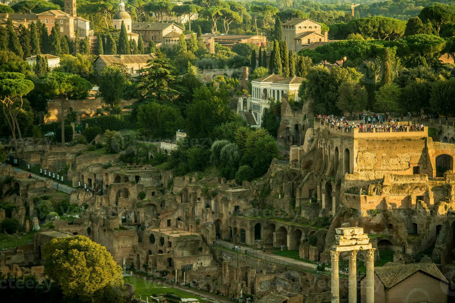 Visão do romano Coliseu e em torno da histórico edifícios. foto