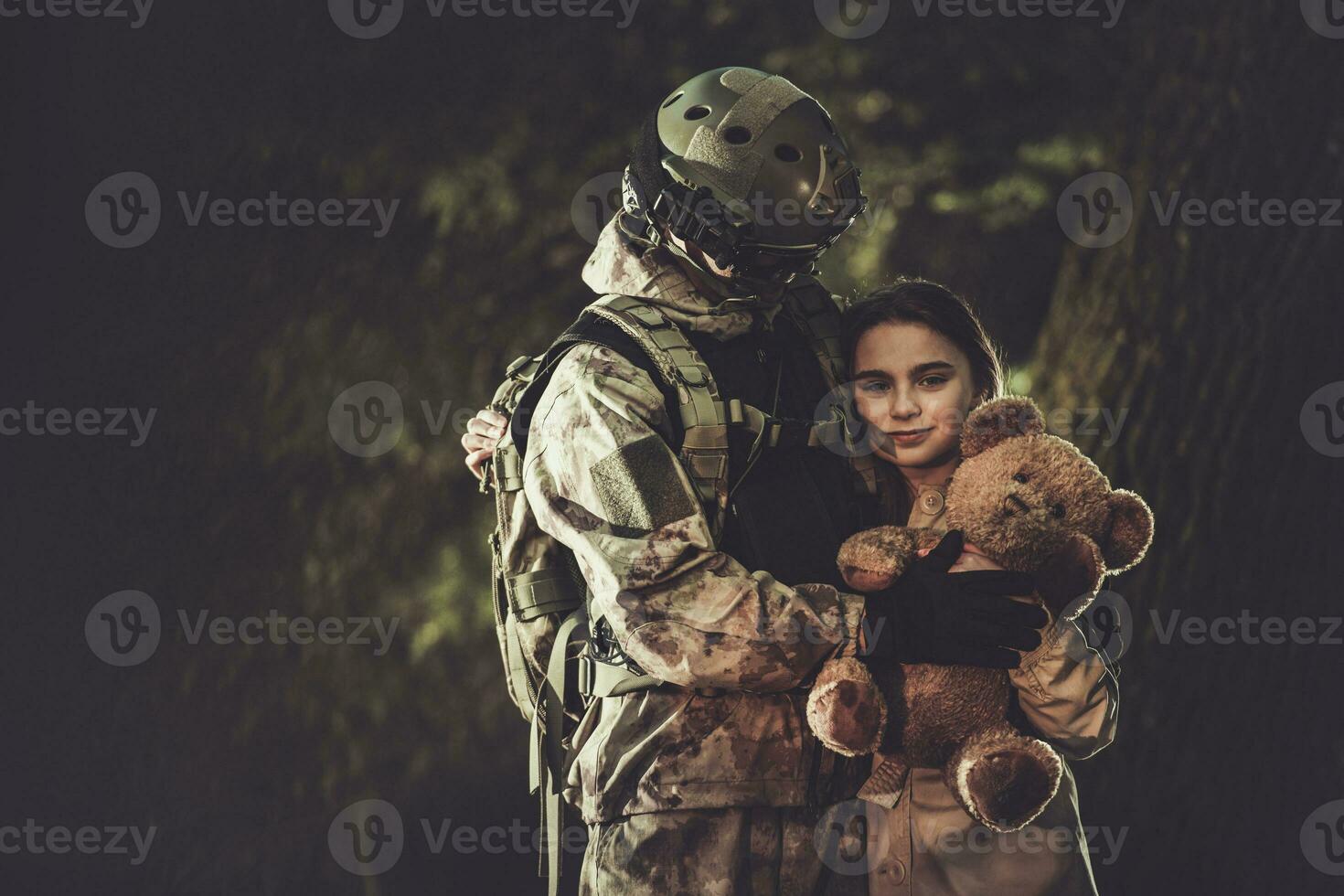soldado dentro camuflar Retorna a partir de missão e encontro dele filha foto