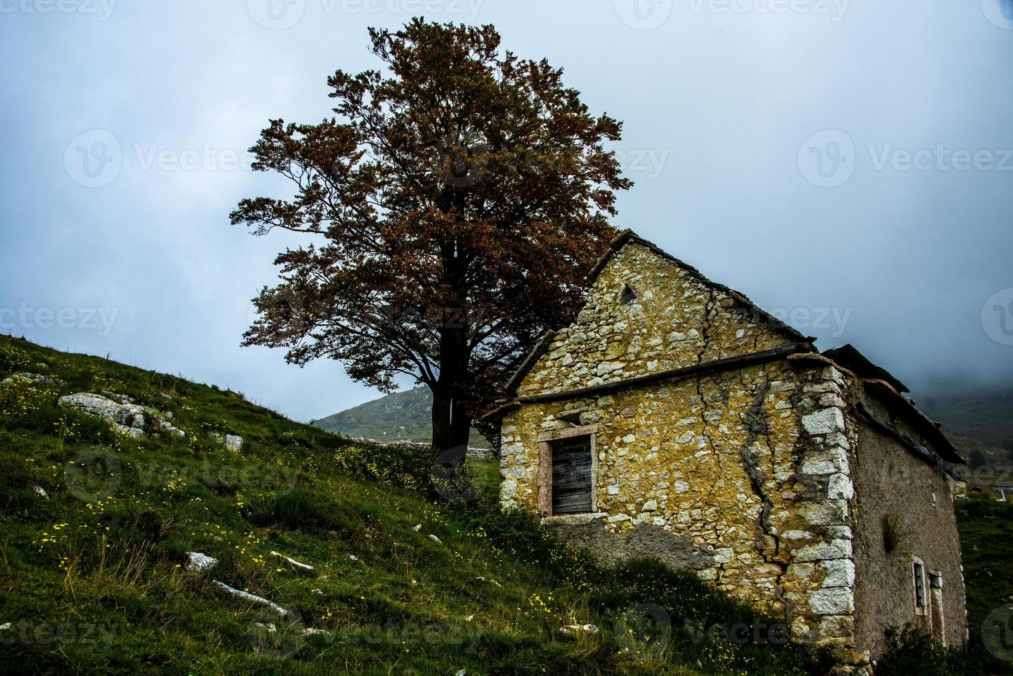 edifício rural nas montanhas lessini perto de campofontana, verona, veneto, itália foto