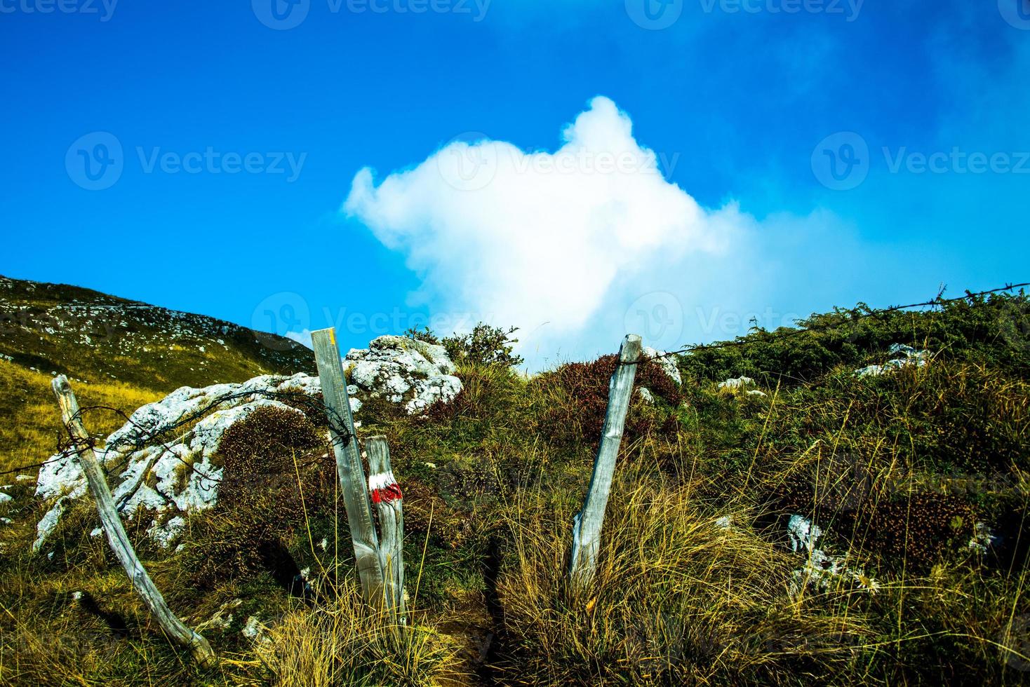 trilha com nuvens foto