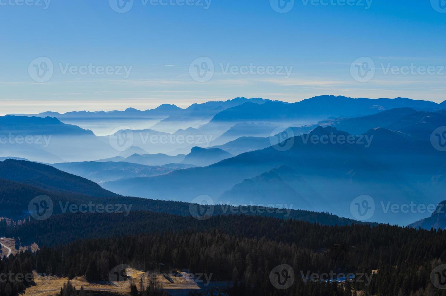 camadas de montanhas foto