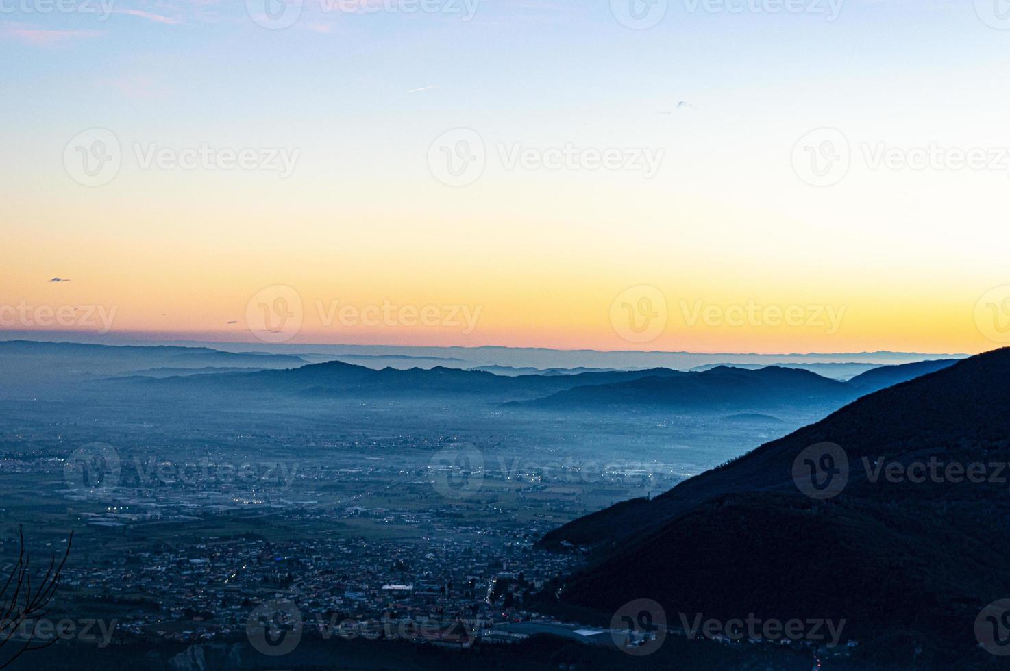 pôr do sol atrás do summano foto