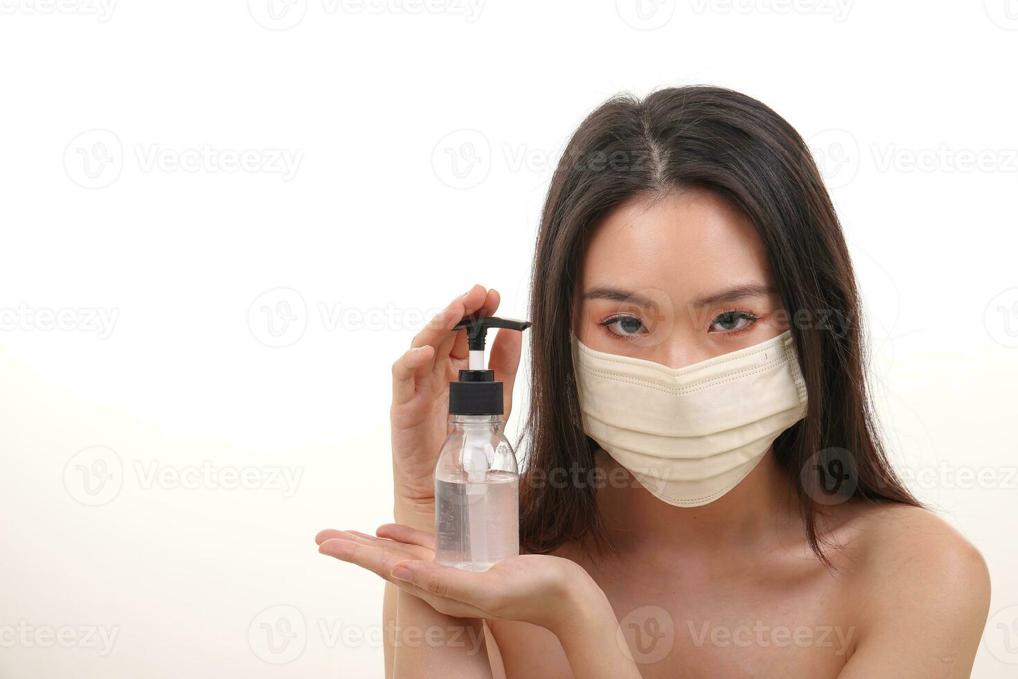 lindo jovem sul leste ásia mulher três folha anti vírus cirúrgico face mascarar posando segurando usando aperto transparente líquido mão desinfetante plástico garrafa pose Vejo oferta branco fundo foto