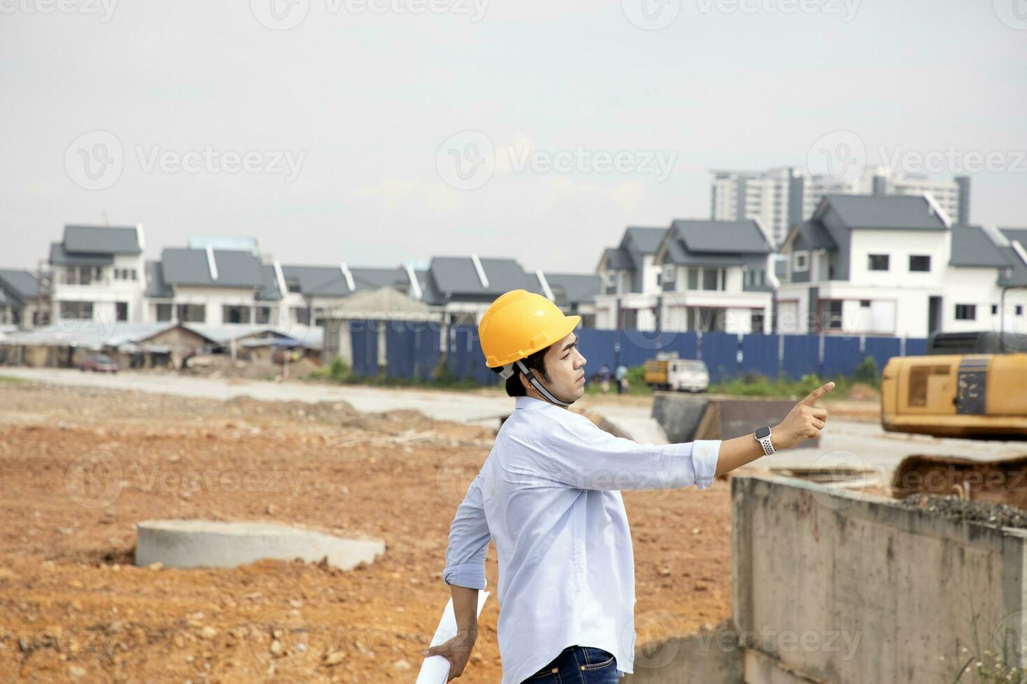 sul leste ásia construção trabalhador engenheiro gestão às construção local Difícil segurança chapéu capacete foto