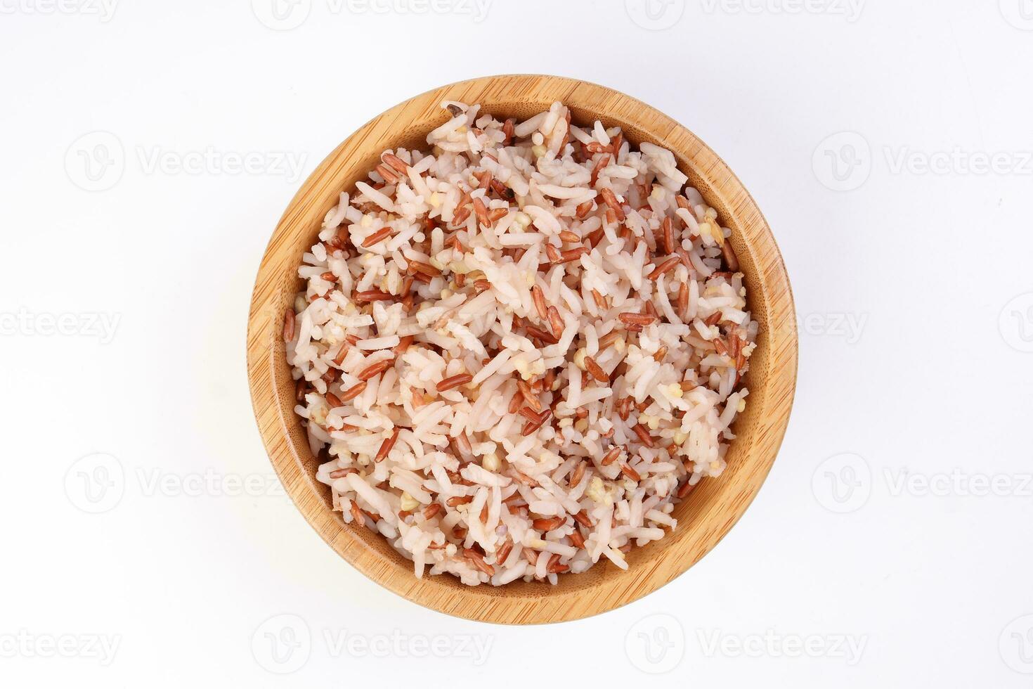 cozinhou misturado baixo glicêmico índice saudável arroz grão basmati painço trigo sarraceno vermelho arroz dentro de madeira tigela em branco fundo foto