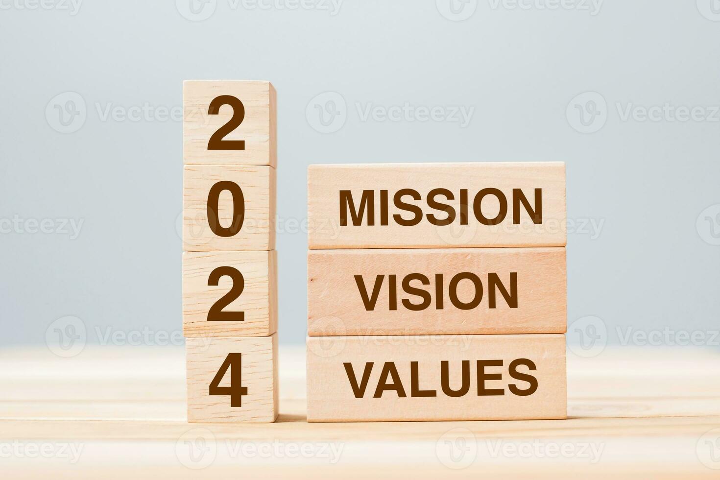 de madeira quadra com texto 2024 missão, visão e valor em mesa fundo. resolução, estratégia, solução, meta, o negócio e Novo ano feriado conceitos foto