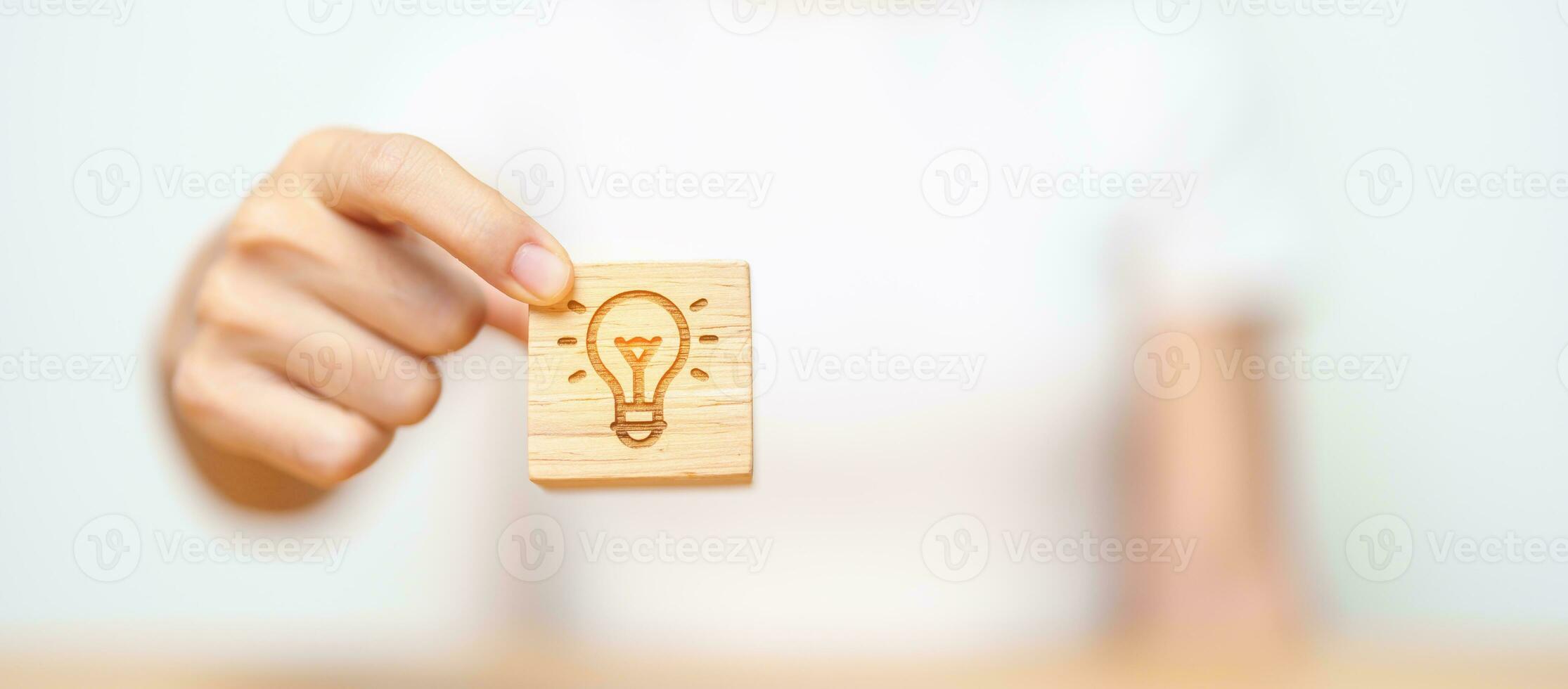 mão segure o bloco de lâmpada com ideia de negócio, estratégia, inovação, criatividade, aprendizagem, brainstorming e conceito de sucesso foto