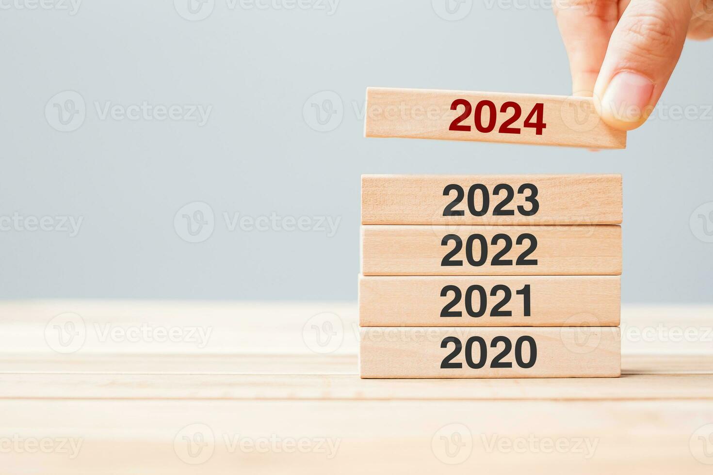 Bloco de 2024 sobre 2023 e 2022 edifício de madeira no fundo da mesa. planejamento de negócios, gerenciamento de riscos, resolução, estratégia, solução, objetivo, ano novo novo você e conceitos de boas festas foto