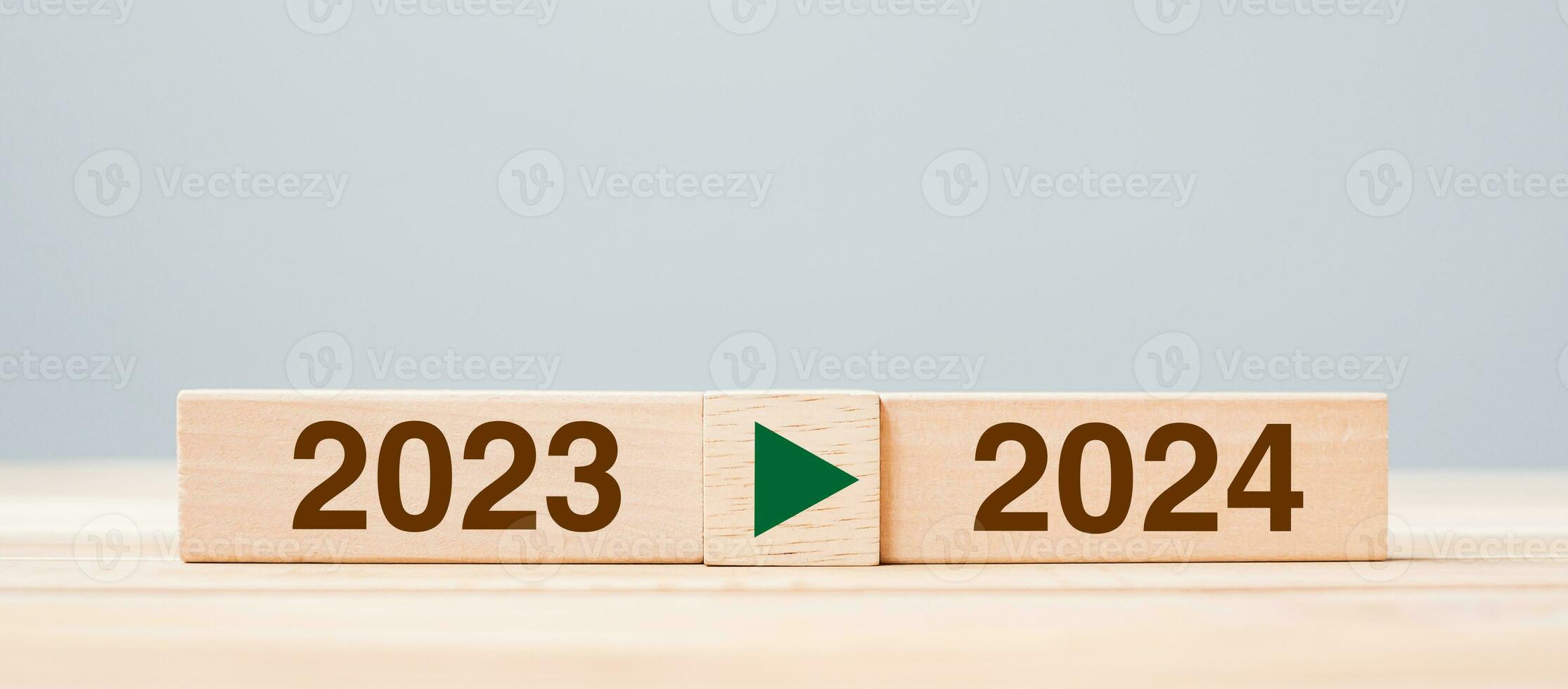 2024 e 2023 de madeira quadra em mesa fundo. resolução, estratégia, contagem regressiva, meta, mudança e Novo ano feriado conceitos foto