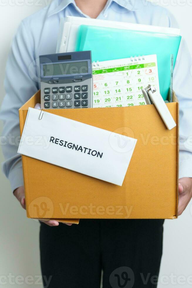 renúncia, Demitir, desemprego, liberar, trabalho desistir, desempregado e despedida conceito. homem de negocios segurando carta do demitir-se contrato com documentos cartão caixa às escritório foto