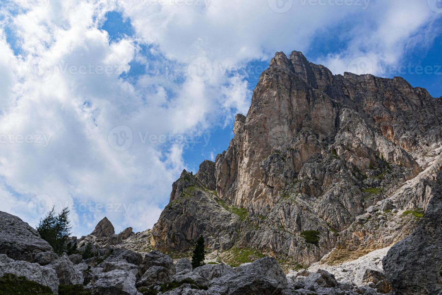 nuvens sobre as dolomitas foto