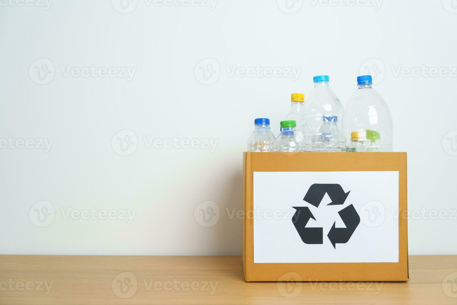plástico garrafa dentro papel caixa às casa ou escritório. reciclar lixo Ordenação. plástico livre, ecologia, ambiental, poluição, dispor reciclando, desperdício gestão e Lixo separação conceito foto