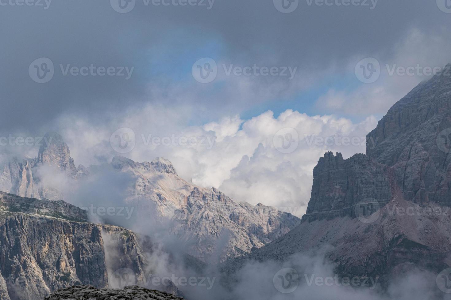 nuvens sobre as dolomitas foto