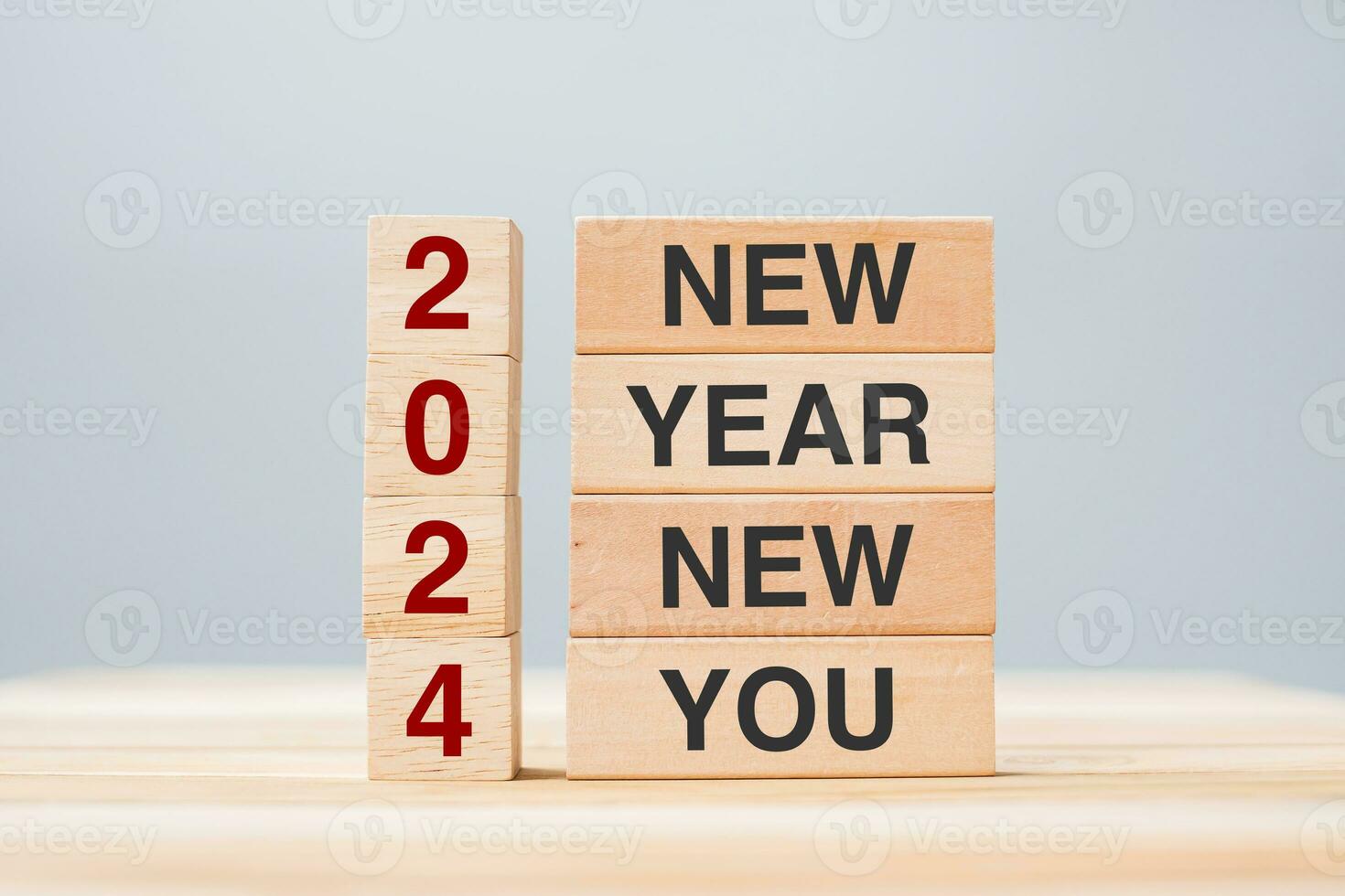 mão segurando de madeira quadra com texto 2024 Novo ano Novo você em mesa fundo. resolução, estratégia, meta, o negócio e feriado conceitos foto