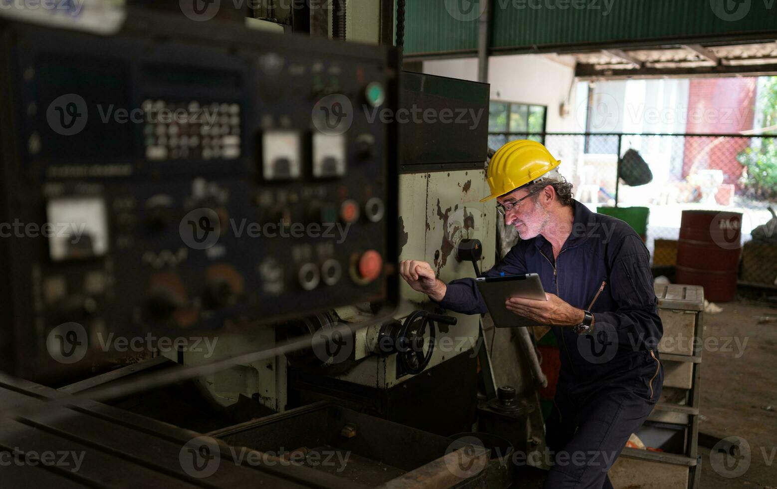 Senior técnicos inspecionar e reparar mecânico sistemas dentro máquina ao controle armários. dentro ordem para a máquina para Retorna para normal Operação foto