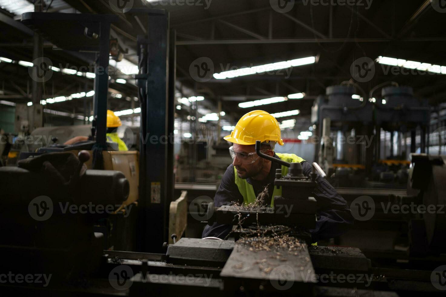 mecânico engenheiros entrar a velho maquinaria armazém para inspecionar e reparar usava maquinaria com a armazéns pessoal. foto