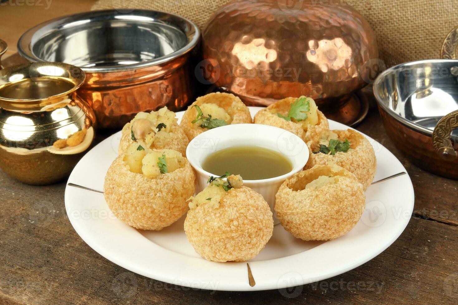 tadeonal subcontinental rua lanche Comida grão de bico batata pani puri fuska com Tamarindo molho foto