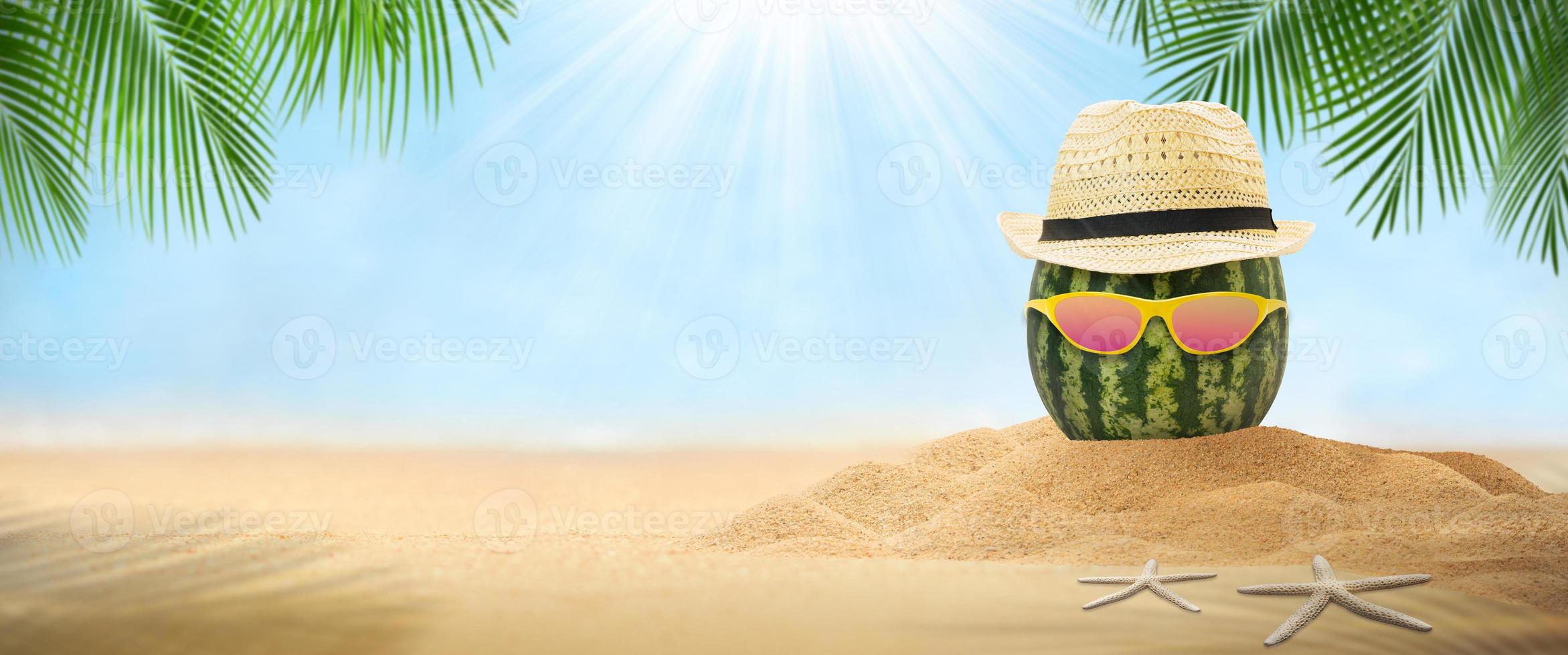 melancia está usando chapéu de verão foto