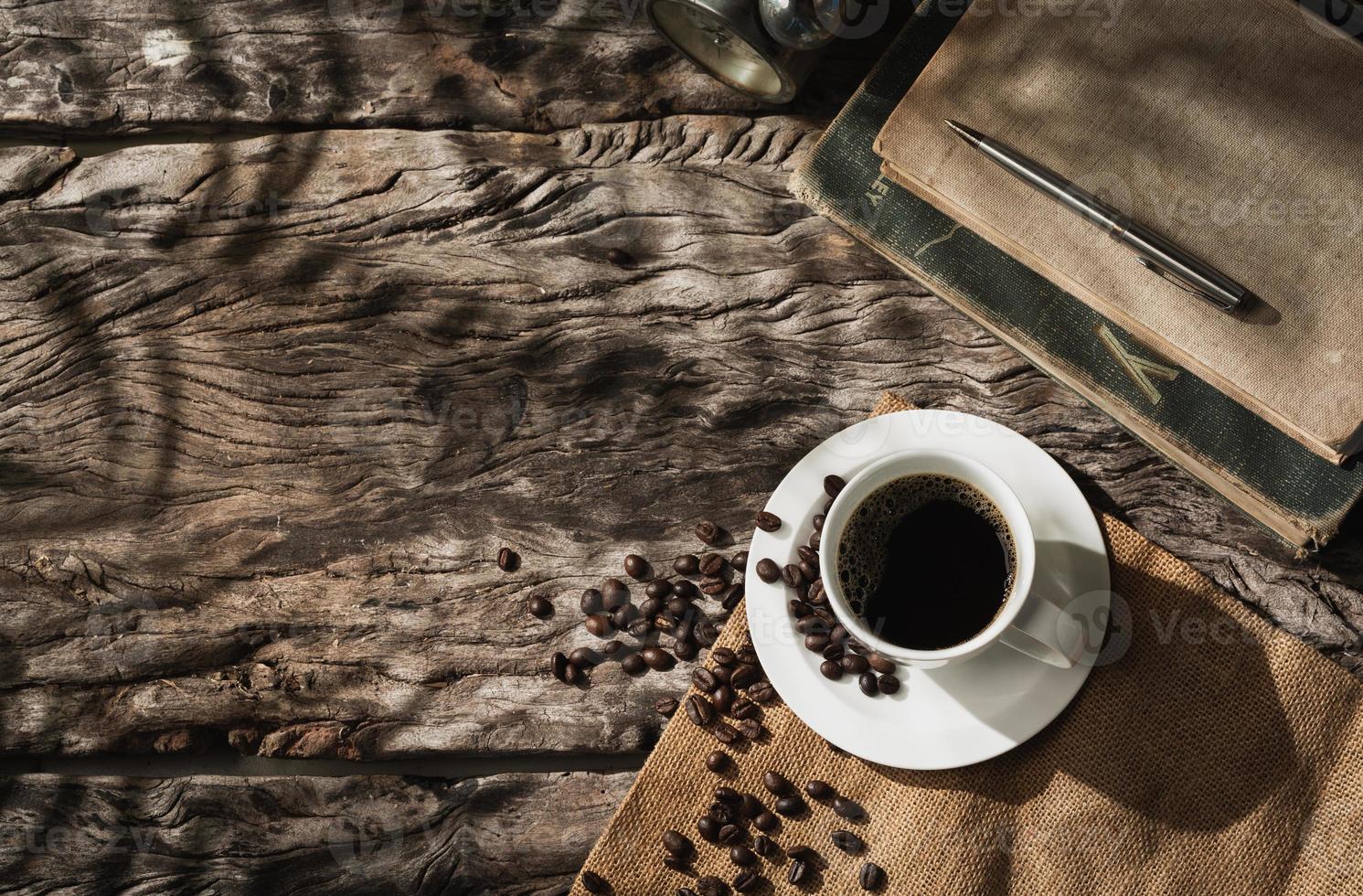 xícara de café em madeira velha foto