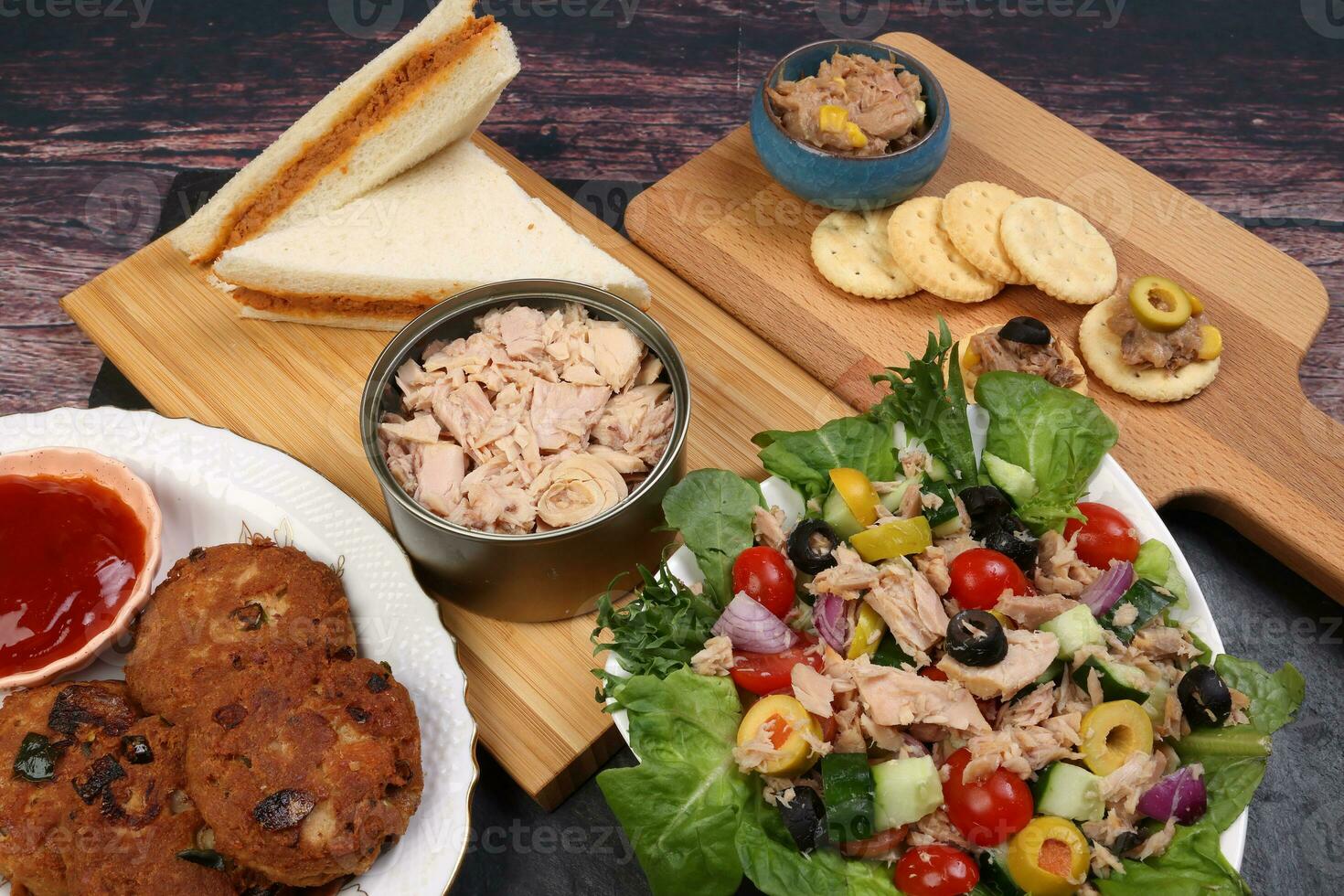 lata pode atum peixe carne pedaço Floco produtos receitas salada espalhar cobertura tapas biscoito sanduíche patty hamburguer Kebab em de madeira Preto ardósia borda sobre rústico de madeira mesa foto