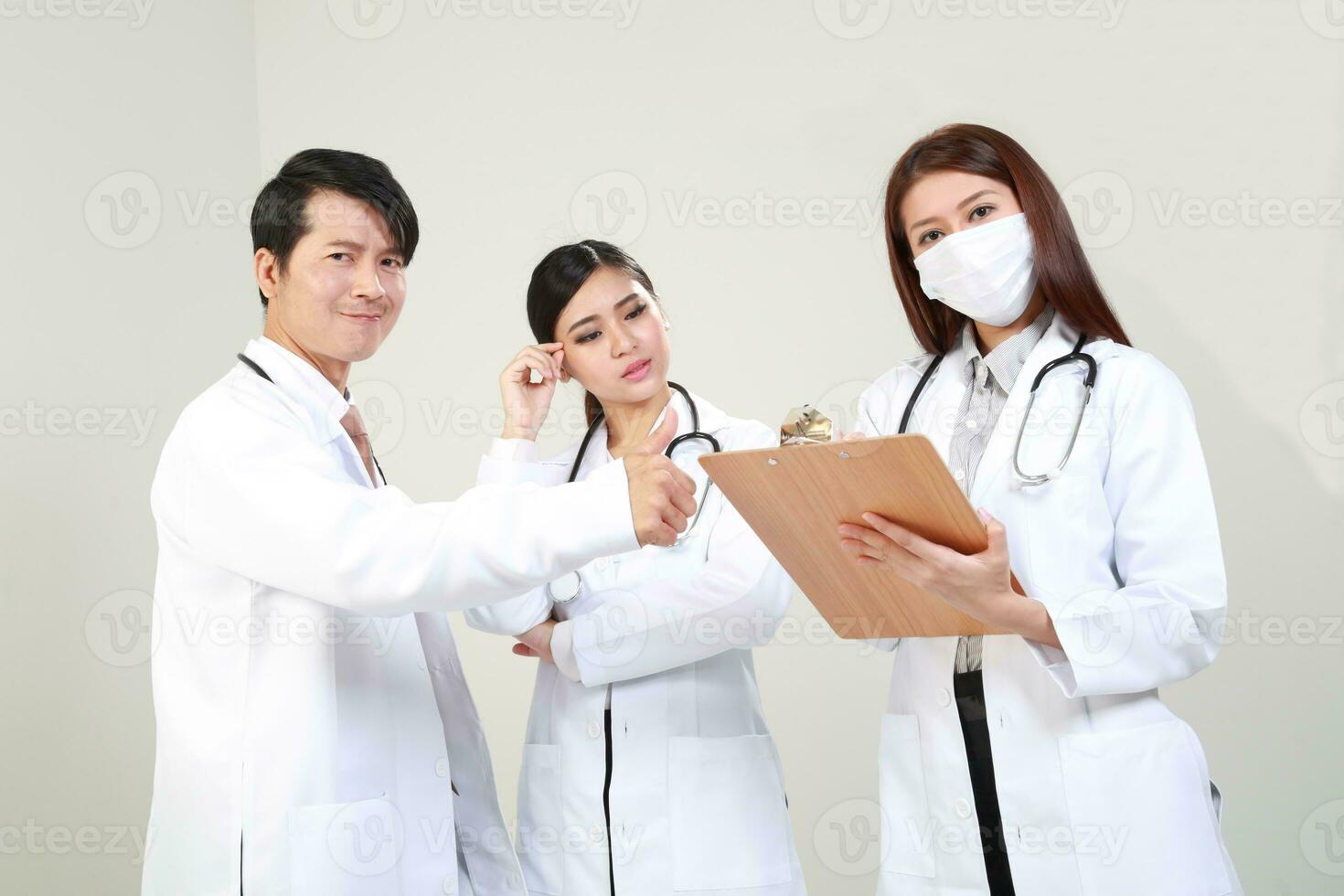 jovem ásia masculino fêmea médico vestindo avental uniforme túnica avental aguarde foto