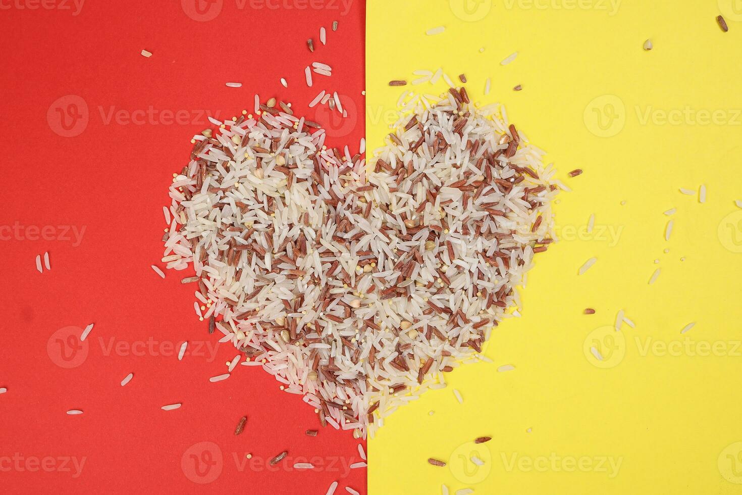 misturado baixo glicêmico índice saudável arroz grão basmati painço trigo sarraceno vermelho arroz hart forma em vermelho amarelo fundo foto