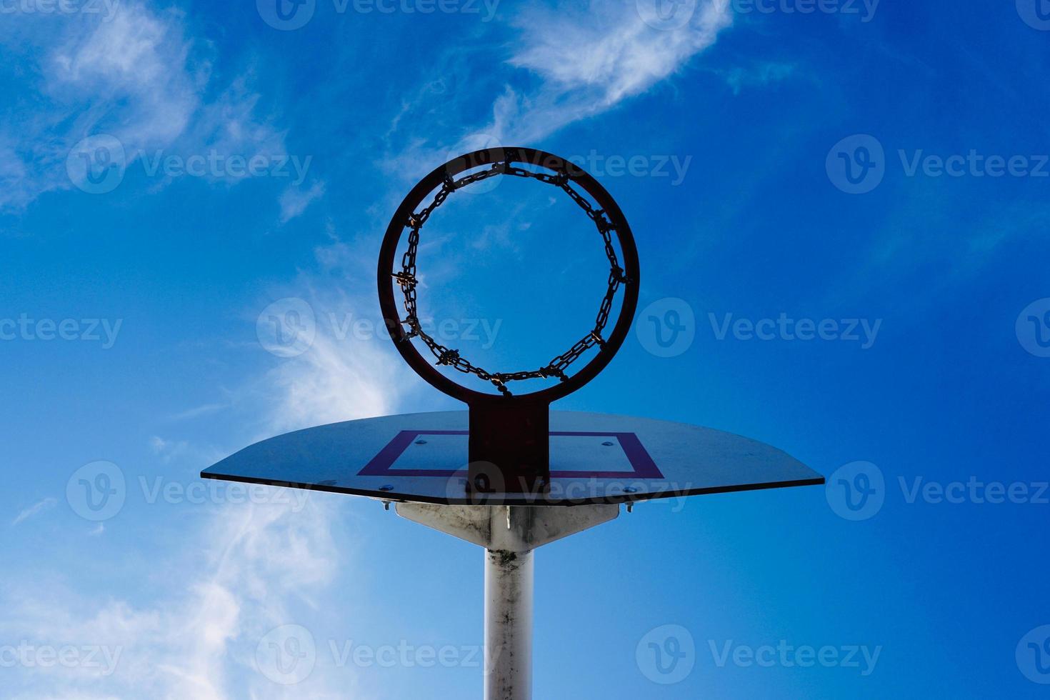 cesta de basquete de rua e céu azul foto