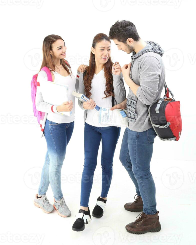 Yong sul leste ásia meio Oriental caucasiano juventude homem mulher dentro casual vestir andar conversa Diversão sentar às mesa livro caderno caneta computador portátil computador estude pensar ler em branco fundo foto