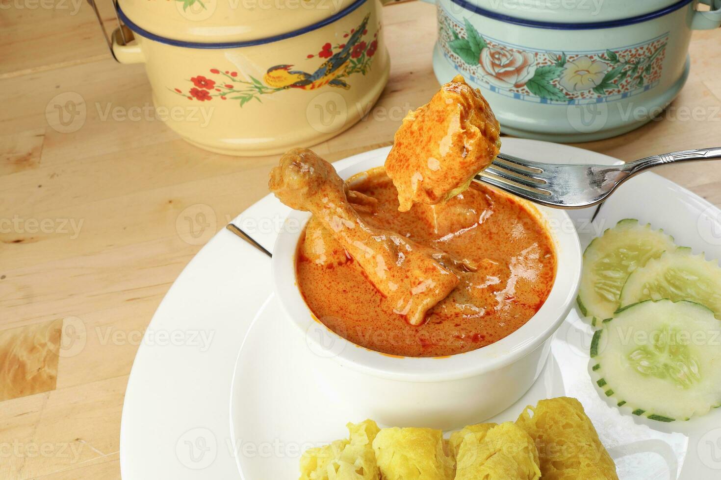 tradicional malaio lanche Comida roti jala servido com Curry frango com batata em branco cerâmico prato e tigela foto