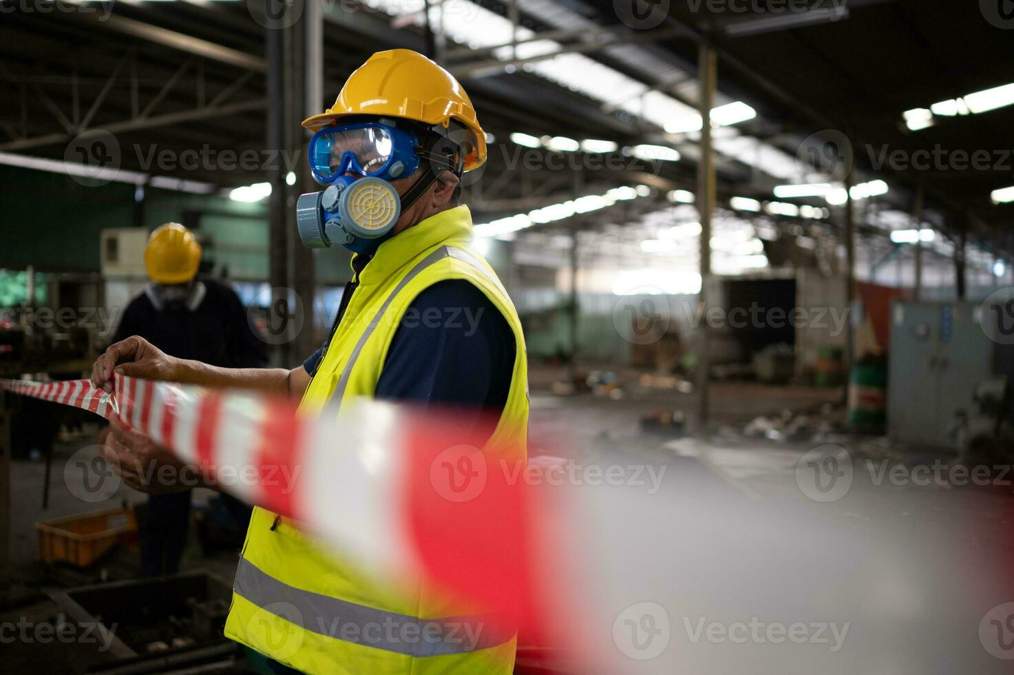 restrito área, funcionários empregar branco e vermelho listras para quadra a área Onde uma químico vazamento é ocorrendo. para evita indivíduos a partir de chegando para dentro contato com potencialmente perigoso produtos químicos, foto