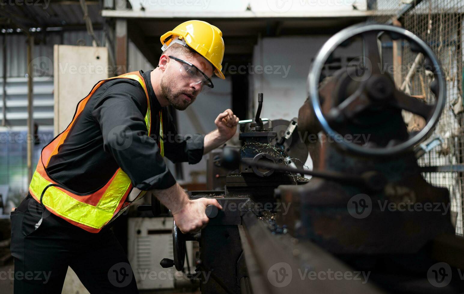 mecânico engenheiros entrar a velho maquinaria armazém para inspecionar e reparar usava maquinaria com a armazéns pessoal. foto