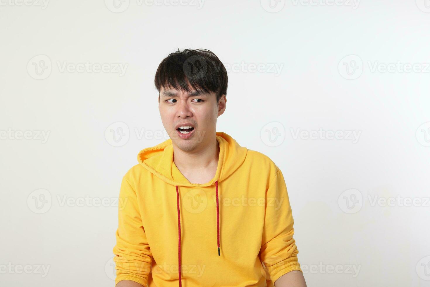 jovem Boa olhando ásia chinês malaio homem pose face corpo expressão modo emoção em branco fundo chocado surpreso com nojo foto