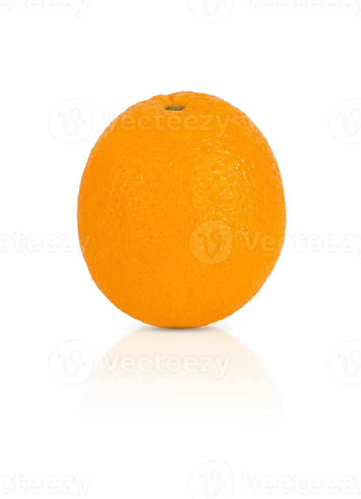 fruta laranja isolada no fundo branco com sombra e reflexão foto
