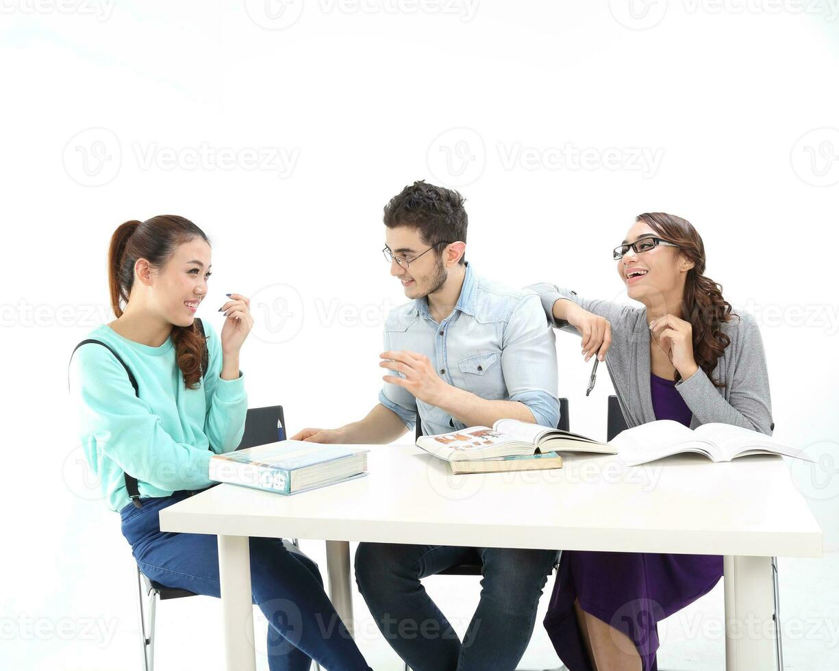 Yong sul leste ásia meio Oriental caucasiano juventude homem mulher dentro casual vestir andar conversa Diversão sentar às mesa livro caderno caneta computador portátil computador estude pensar ler em branco fundo foto