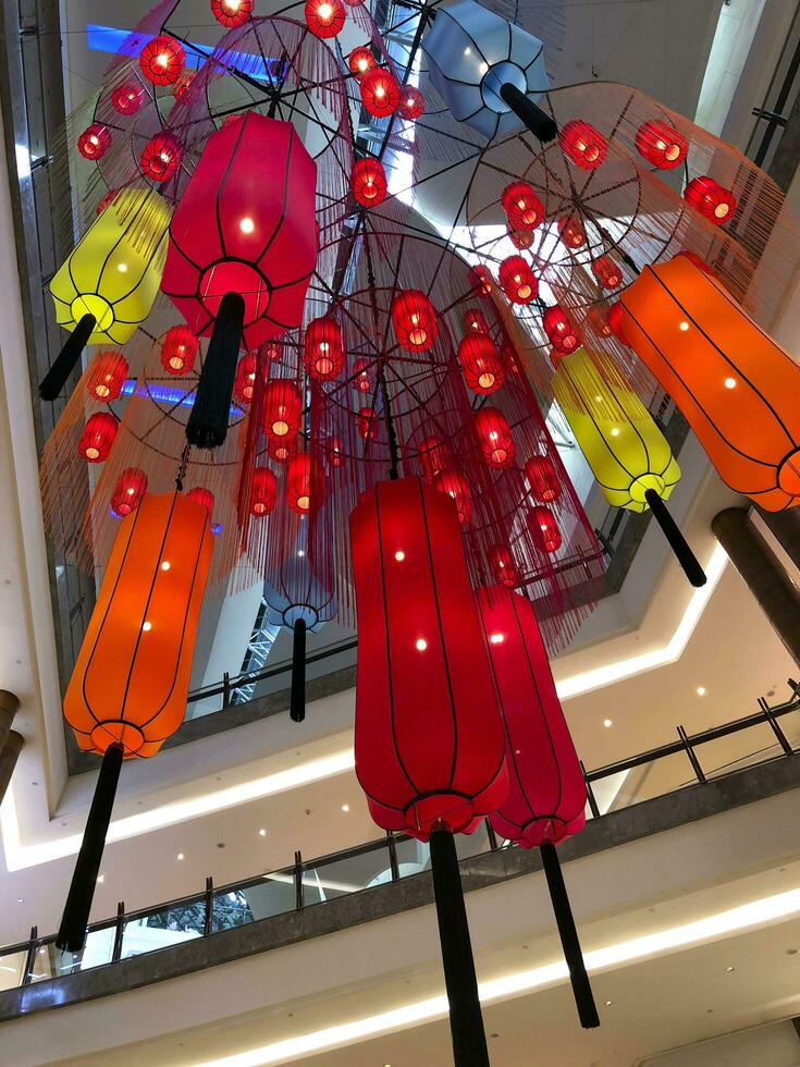 Kuala Lumpur, Malásia- fevereiro 2018 - chinês Novo ano é a Tempo a shoppings estão decorado com verdade do desenhos 1 do a favorito é lindo chinês lanternas. foto