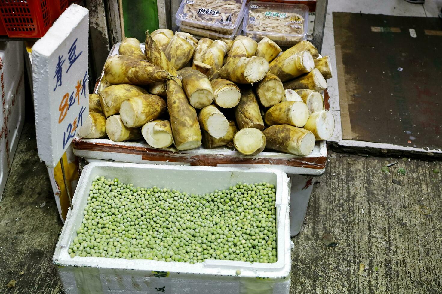 hong kong- marcha 12, 2019 lotado chun Yeung rua molhado mercado eléctrico linha e lojas e baias vendendo vegetal, carne, peixe, frutas etc. foto