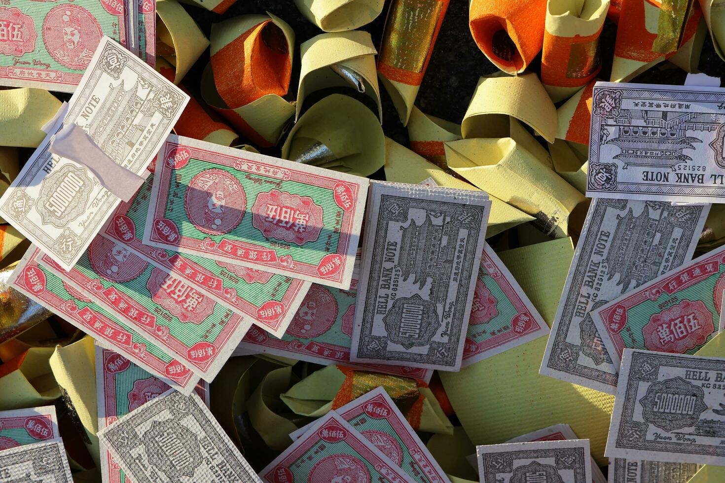 colorida variedade oração azar papel dinheiro falso engraçado moeda chinês com fome fantasma festival foto
