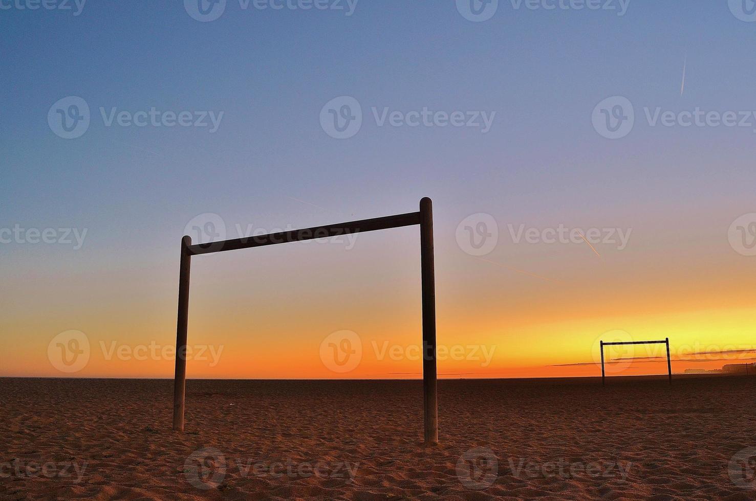 gols na praia ao pôr do sol foto