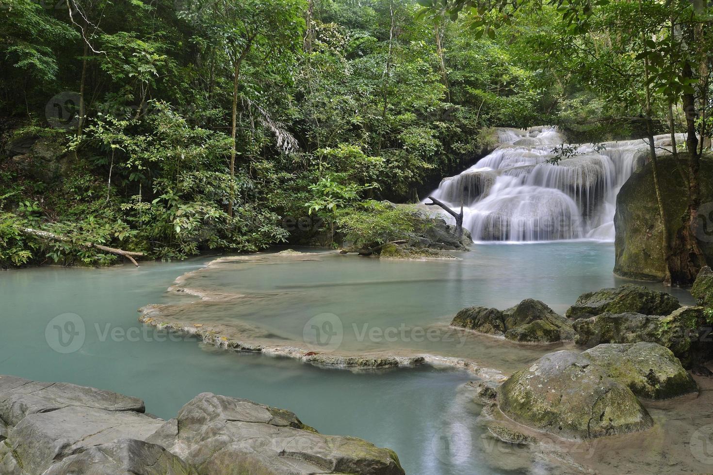 lindas cachoeiras de água turquesa no meio da selva foto