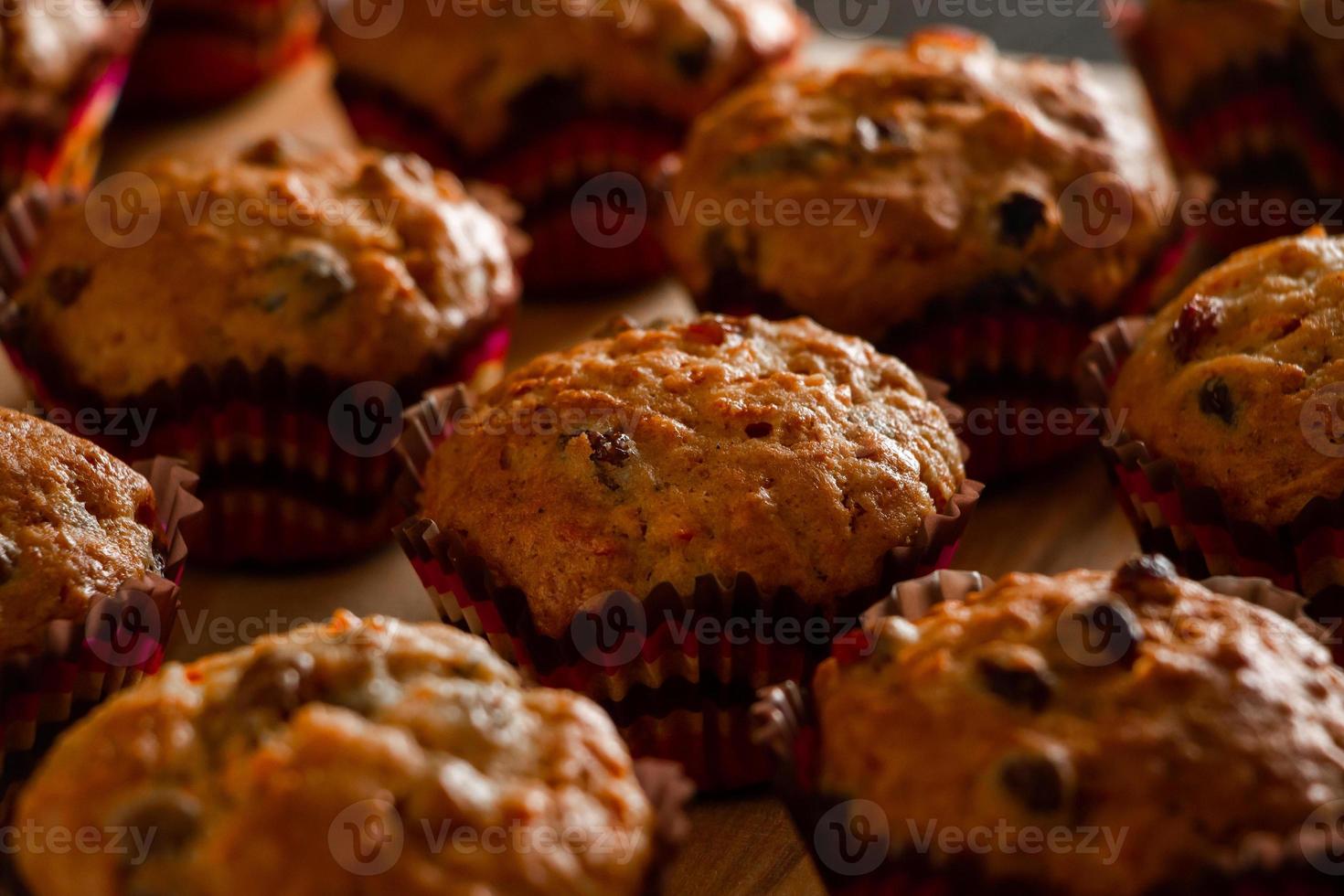 muffins caseiros em uma tábua de madeira foto