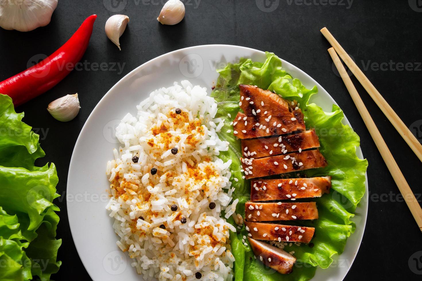 frango teriyaki com arroz branco no prato foto