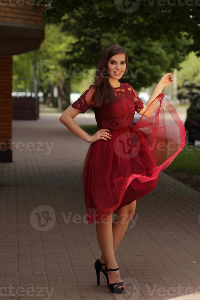 menina bonita de vestido vermelho foto