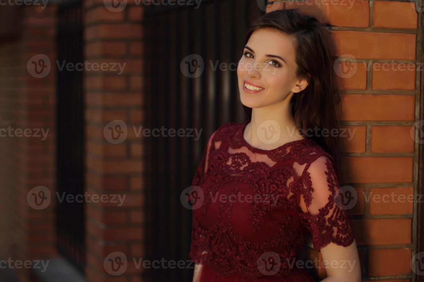 menina bonita de vestido vermelho foto