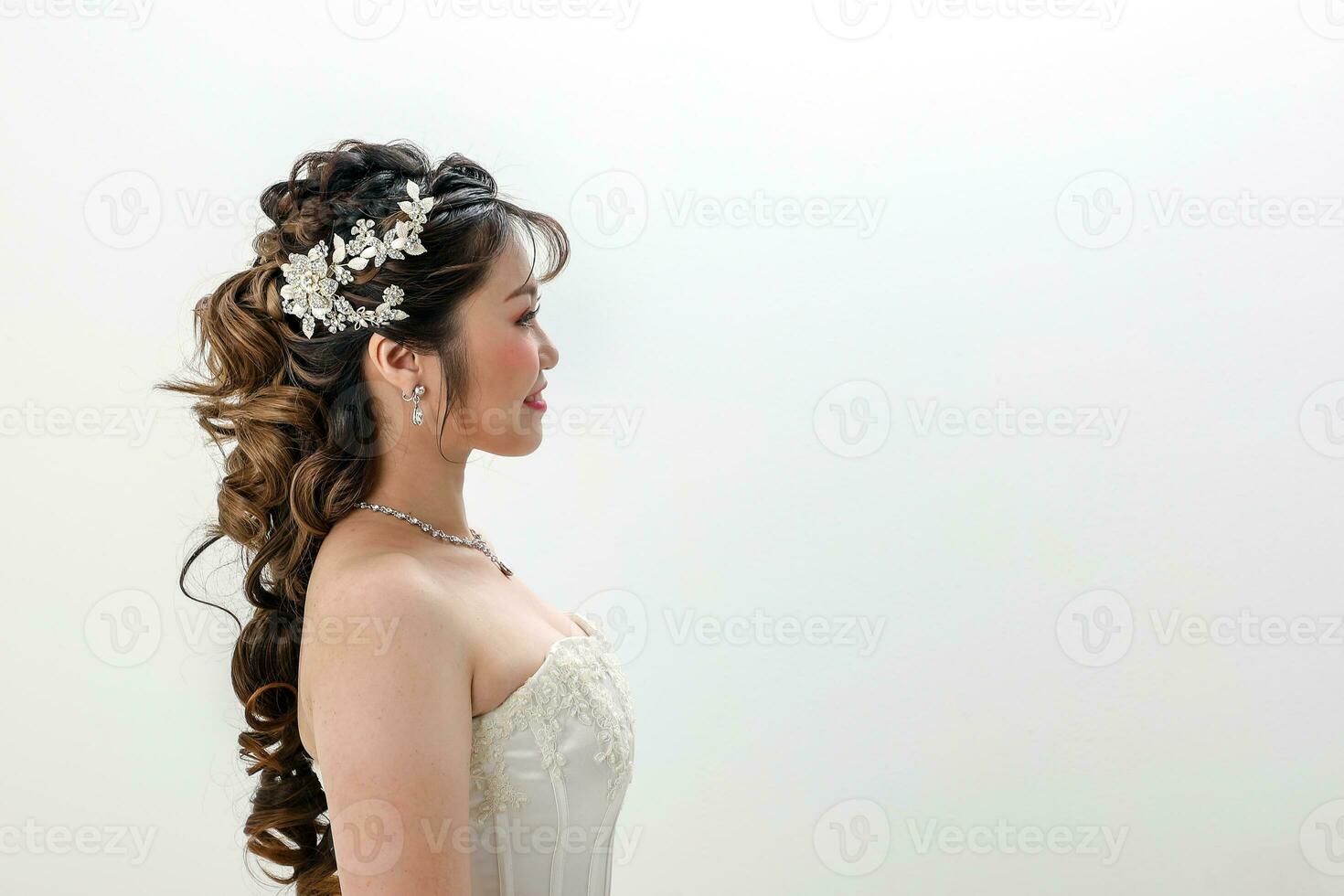 cabelo estilo moda branco vestir em branco fundo foto