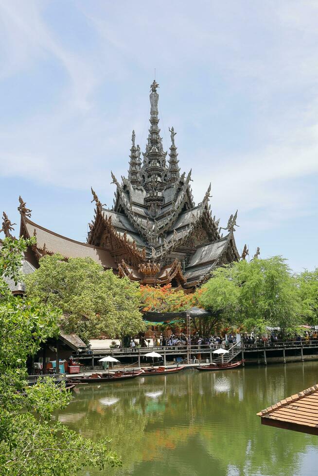 pattaya, tailândia- abril 30, 2019 santuário do verdade ou prasat sajja tham é religioso santuário debaixo construção, Está todo em madeira construção preenchidas com tradicional esculturas. foto