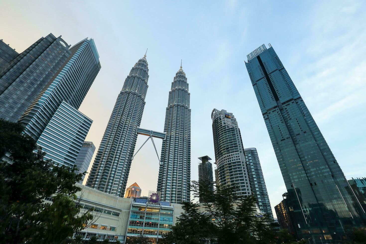 Kuala Lumpur, Malásia- marcha 18, 2018 a Novo quatro estação hotéis carrinhos alta Próximo para a petronas gêmeo torre. esperado para estar aberto meio 2018. foto