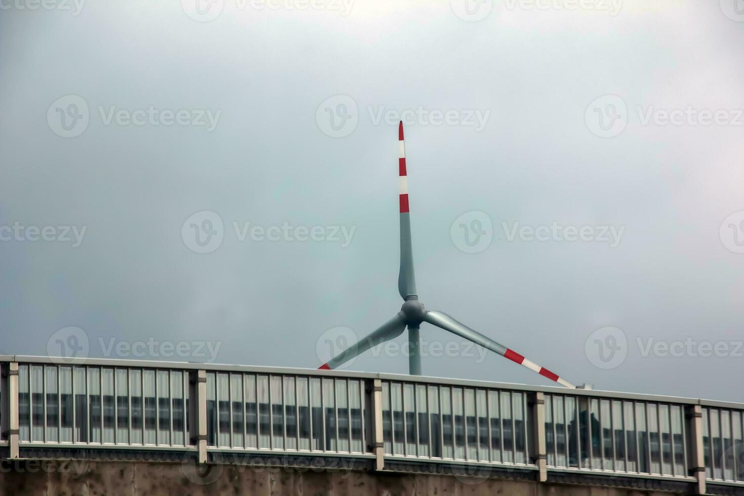 vento Fazenda ou moinho de vento dentro nublado clima dentro Áustria dentro Europa, permite você para pegue limpar \ limpo energia. Está sustentável, renovável energia para a meio Ambiente foto